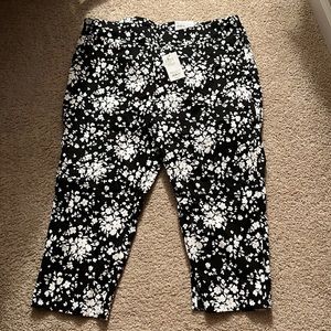 NWT Croft & Barrow mid rise Capri. 16W.